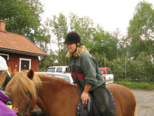 Sina sitter upp p Sannes hst